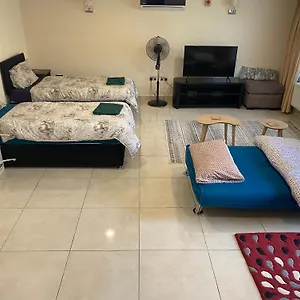 Flat Gants Hill With Free Parking Apartment